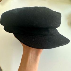 Janessa Leone hat